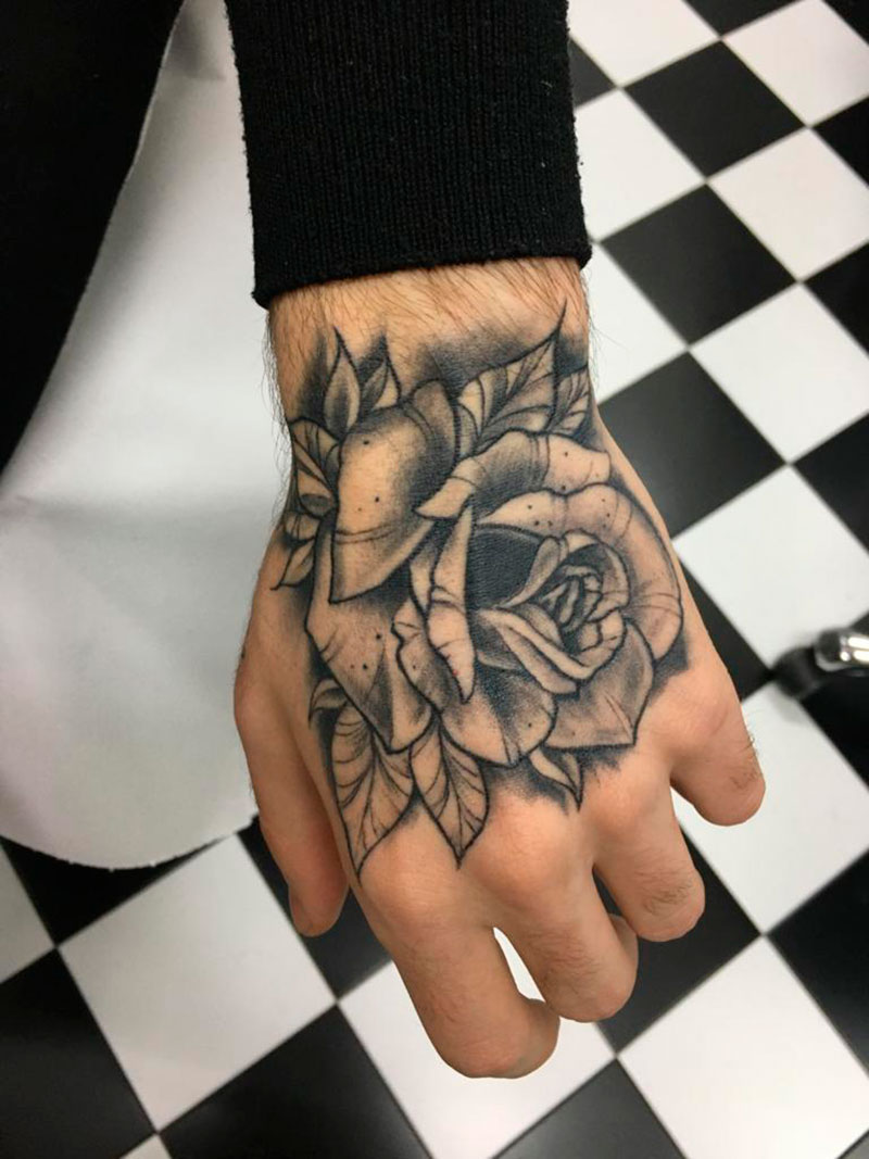 Tatuaje Rosa en la Mano | Vallekas Tattoo Zone