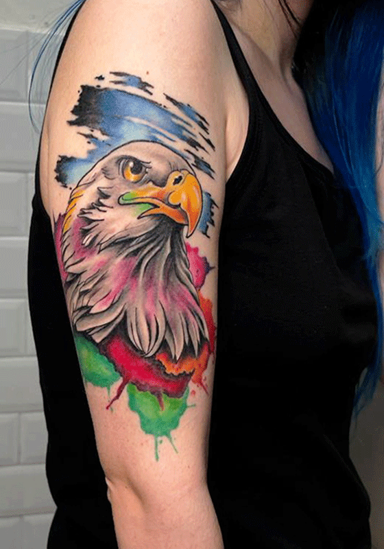 Tatuaje Aguila con Fondo Acuarela en el Brazo | Vallekas Tattoo Zone