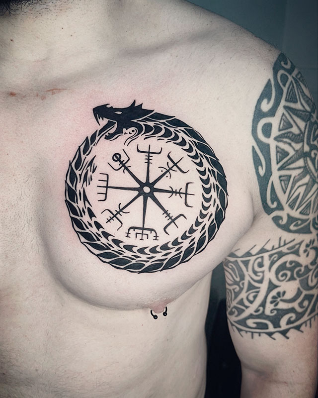 Tatuaje Ouroboros y Runas Vikingas en el pecho