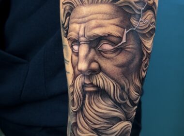 Tatuaje Realista Zeus en el brazo